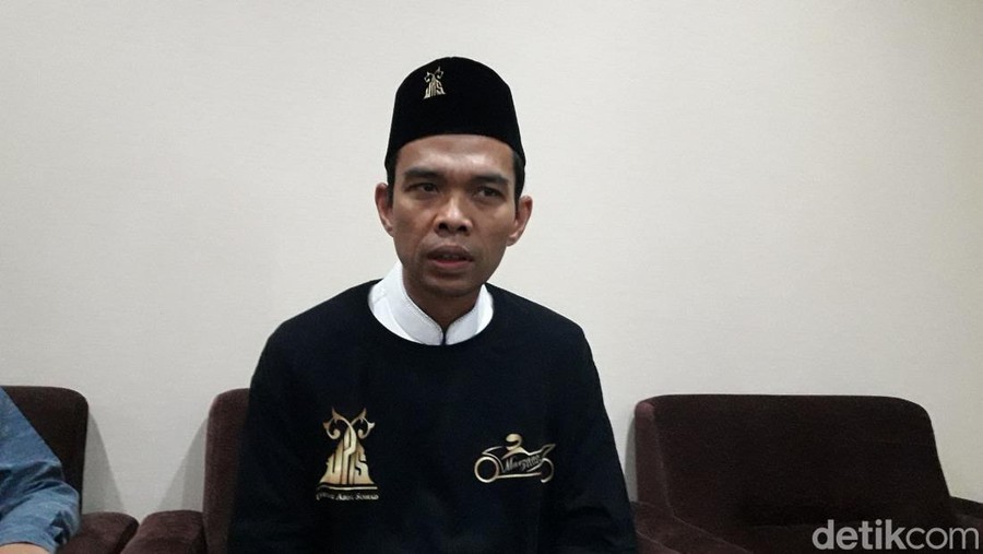 UAS Ditolak Masuk Singapura, Berikut 5 Hal yang Diketahui Sejauh Ini UAS ditolak masuk Singapura saat hendak berkunjung bersama keluarganya. Ia sempat ditahan oleh imigrasi Singapura dan tidak diizinkan masuk ke Negeri Singa itu.