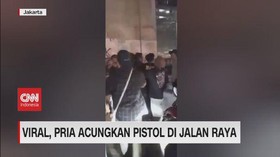VIDEO: Viral, Pria Acungkan Pistol di Jalan Raya