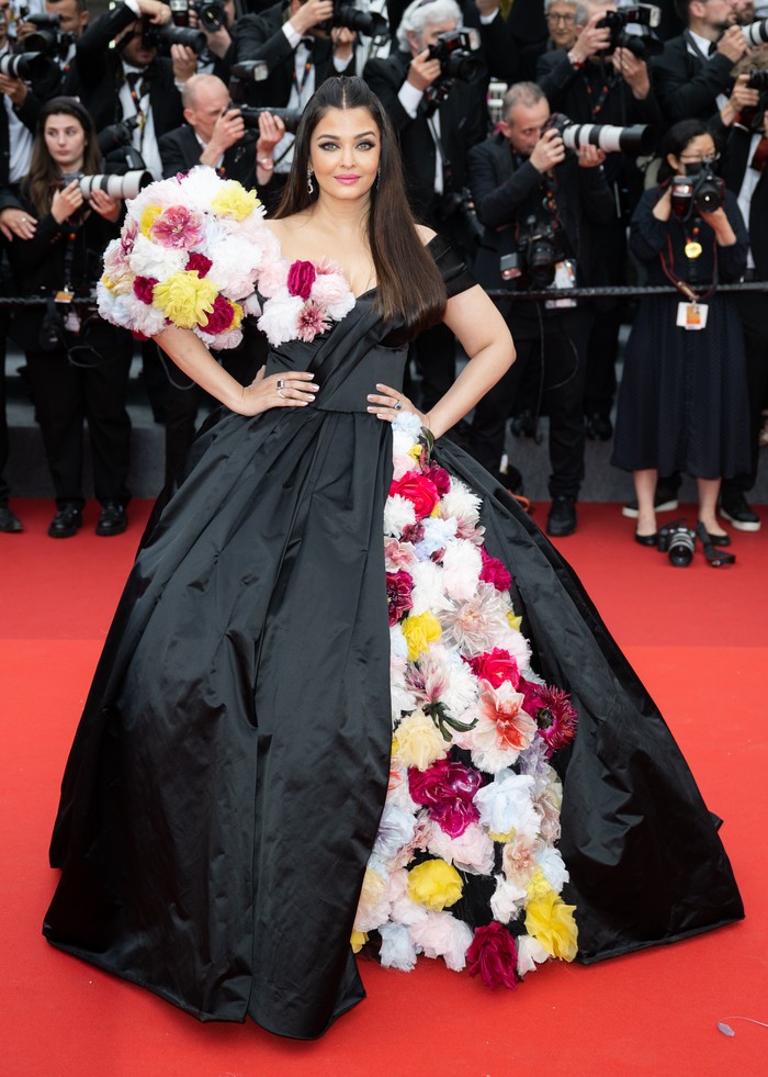 Aishwarya Rai Bachchan membuktikan bahwa gaun hitam klasik bisa terlihat dramatis dan femini secara bersamaan ketika dihiasi detail bunga.Foto: Samir Hussein/WireImage/Samir Hussein