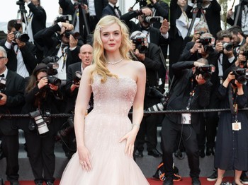 Elle Fanning tak pernah gagal untuk memberi impresi gaya yang feminin dan manis. Di Cannes 2022 ia memilih gaun blush pink karya Giorgio Armani. Foto: Samir Hussein/WireImage/Samir Hussein