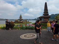 Meski Ada Pelonggaran, Kunjungan Wisatawan ke Ulun Danu Beratan Turun
