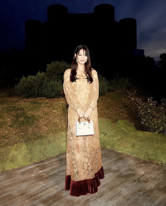 Aktris asal Korea Selatan, Shin Min Ah, terlihat anggun dalam balutan gaun lace dari koleksi Gucci Love Parade dan Diana bag. Foto: instagram.com/gucci/Zoe McConnell