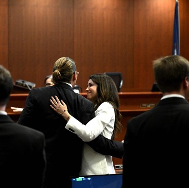 Pakar Tubuh Bocorkan Fakta di Balik Pelukan Johnny Depp & Camille Vasquez