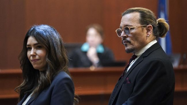 Kasus penyerangan baru buat Johnny Depp kembali gandeng pengacara Camille Vasquez. Persidangan dimulai 25 Juli di Los Angeles.
