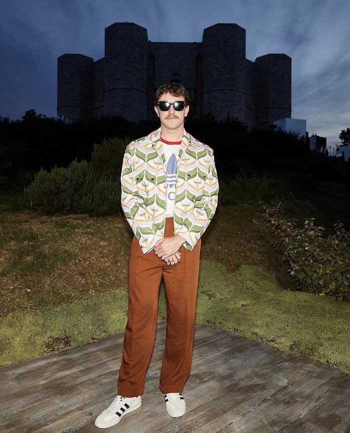 Dalam nuansa vintage casual, Paul Mescal kenakan outfit Adidas x Gucci dengan aksesori sunglasses. Foto: instagram.com/gucci/Zoe McConnell