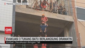 VIDEO: Dramatis Evakuasi 3 Tukang Batu Tersengat Listrik