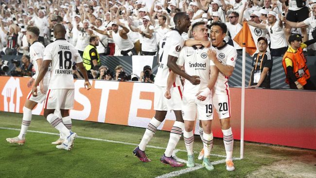 Eintracht Frankfurt berhasil jadi juara Liga Europa setelah menang adu penalti lawan Glasgow Rangers di Stadion Ramon Sanchez Pizjuan.