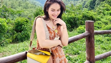 img-title Tampil Cantik bak Artis Korea, Ayu Ting Ting Dihujat Tiru Gaya Nagita Slavina