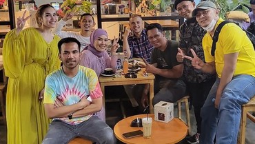 img-title Gelar Walimatul Umroh, Ayu Ting Ting Boyong Keluarga Pergi ke Tanah Suci