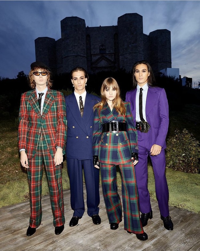 Grup band Måneskin kompak kenakan setelan jas dari koleksi Exquisite Gucci dengan kombinasi warna dan motif plaid. Aksen ikat pinggang besar mengelevasi penampilan fashionable mereka. Foto: instagram.com/gucci/Zoe McConnell