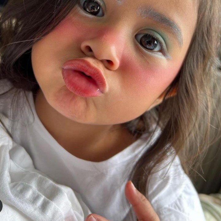 <p>Hobi merias wajahnya sendiri dengan make up sang Bunda, putri sulung Caca Tengker yang diberi nama Ansaira Maisadipta begitu menggemaskan. <em>"Ansara’s daily make up look,"</em> tulis Caca sebagai keterangan fotonya. (Foto: Instagram @cacatengker)</p>