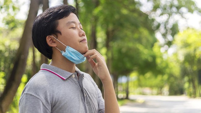 Epidemiolog mewanti-wanti potensi kenaikan kasus virus corona (Covid-19) akan tetap ada kendati nantinya status pandemi resmi dicabut secara global.