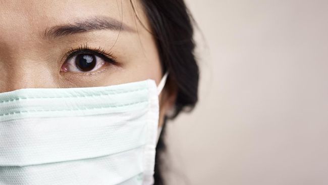 Memakai masker juga bisa bikin mata jadi kering. Mata kering ketika mengenakan masker terjadi karena masalah aliran udara.