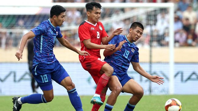 Witan Sulaeman ditarik keluar oleh Shin Tae Yong di babak kedua laga Timnas Indonesia U-23 vs Thailand pada semifinal SEA Games 2021 (2022).