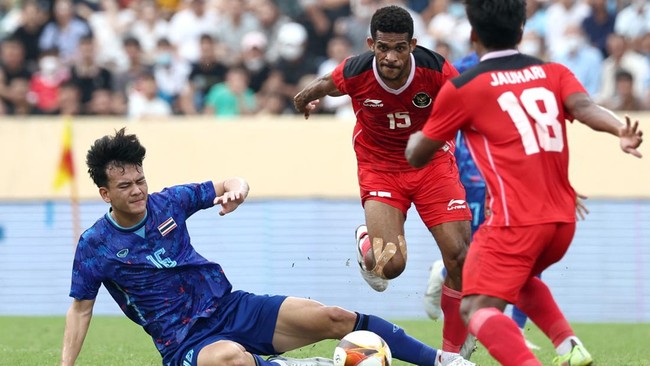 Timnas Indonesia U-23 bermain imbang tanpa gol melawan Thailand di babak pertama pada babak semifinal SEA Games 2021 (2022).