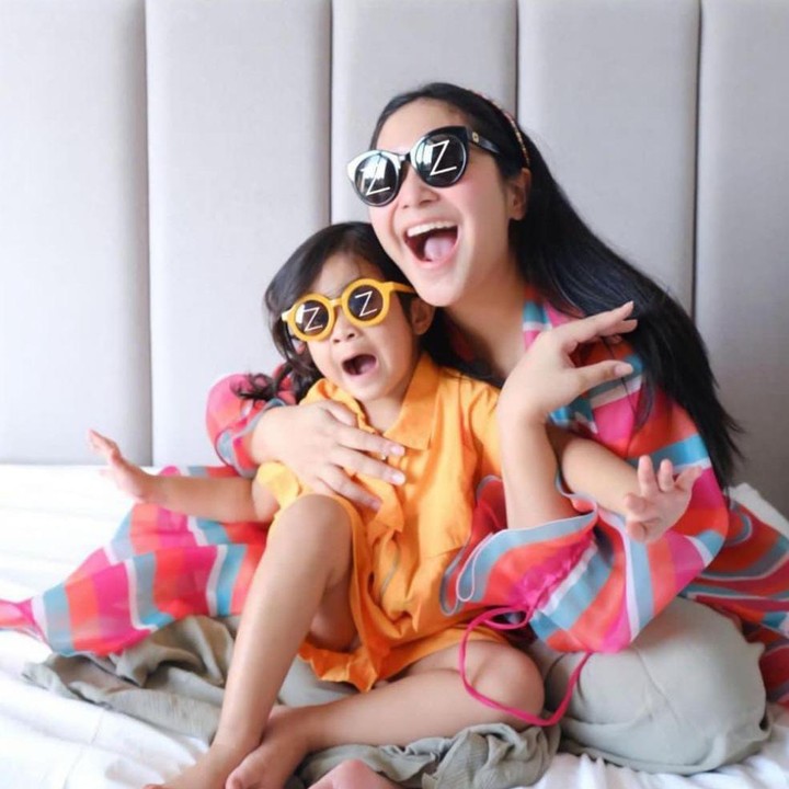 <p>Lahir pada 28 Agustus 2018, gadis yang baru berusia 3 tahun ini selalu tampil menggemaskan dengan tingkah lakunya yang lucu saat berfoto. (Foto: Instagram @cacatengker)</p>
