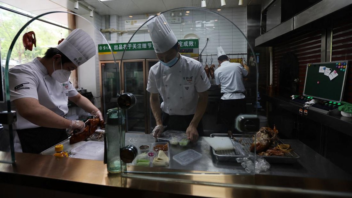 FOTO: Saat Covid Tak Bisa Buat Warga China berpaling dari Bebek Peking
