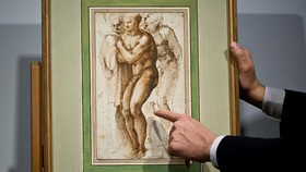 FOTO: Lukisan Pria Bugil Michelangelo Laku Rp308 M