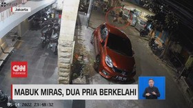 VIDEO: Mabuk Miras, Dua Pria Berkelahi