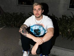 Teka-teki Christopher Comstock di Balik Helm DJ Marshmello