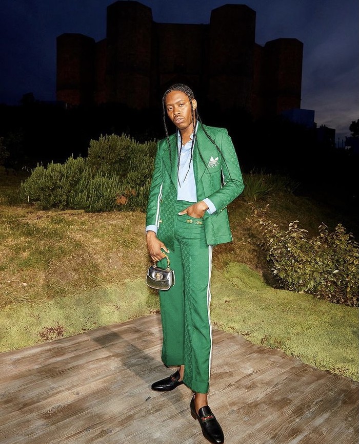 Masuk dalam daftar tamu undangan berikutnya, Jeremy O. Harris memakai koleksi terkini, yaitu Adidas x Gucci berupa setelan jas hijau yang terpadu dengan Gucci Bamboo bag metalik. Foto: instagram.com/gucci/Zoe McConnell
