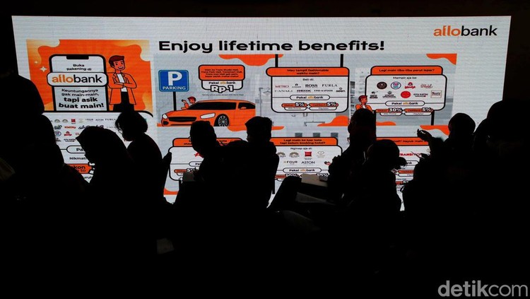 Momen CT Memperkenalkan Dirut Allo Bank Indra Utoyo Ultimate Shareholder Allo Bank Indonesia, Chairul Tanjung, mengenalkan Dirut Allo Bank Indra Utoyo. Allo Bank rencananya akan resmi diluncurkan ke publik besok.