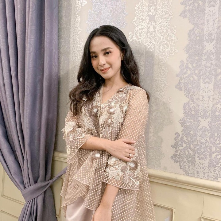 <p>Artis cantik Nimaz Dewantary sudah lama tak terlihat di layar kaca. Sejak menikah dan menjadi seorang Bunda, Nimaz ternyata fokus menjalani karier barunya sebagai psikolog klinis. Perempuan 31 tahun ini pernah meraih gelar Sarjana Psikologi dan Magister Psikologi Profesi di Universitas Atma Jaya. (Foto: Instagram @nimazdewantary)</p>