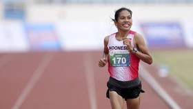 FOTO: Haru Biru Odekta Naibaho usai Raih Emas Maraton Putri SEA Games