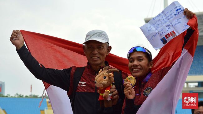 Mata Odekta Naibaho berkaca-kaca ketika lagu kebangsaan Indonesia Raya dikumandangkan dan bendera merah putih berkibar di SEA Games 2021 (2022).