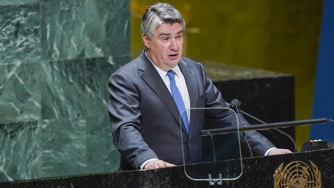 Presiden Kroasia, Zolan Milanovic, lontarkan kritik ke PM Andrej Plenkovic lantaran pemerintahannya berencana melatih tentara Ukraina di negara mereka.