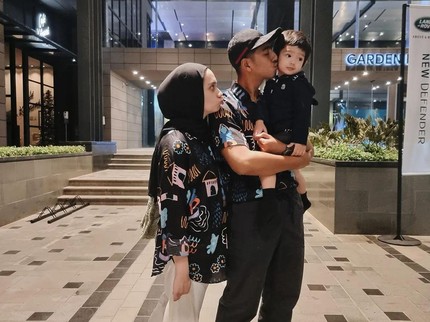 7 Potret Arya Saloka dan Putri Anne ke Pekanbaru, Harmonis Bersama Anak