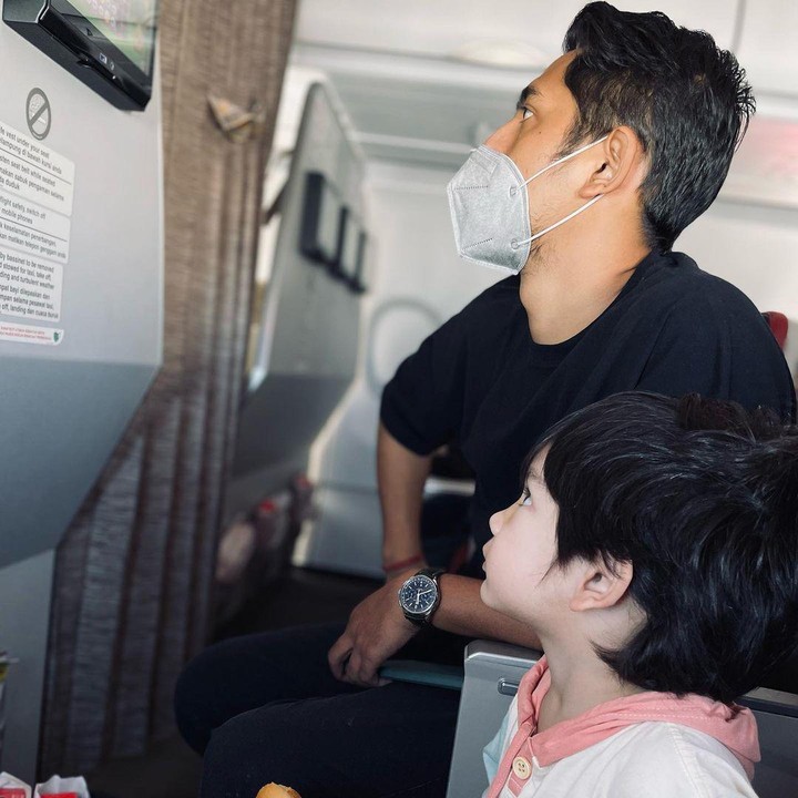 <p>Di pesawat, Ayah dan anak itu tampak duduk bersebelahan ketika menempuh perjalanan ke Pekanbaru. (Foto: Instagram @anneofficial1990)</p>