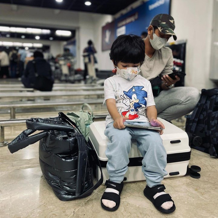 <p>Lewat Instagram, Putri Anne memperlihatkan potret ketika mereka sedang berada di bandara. Ia dan Arya Saloka tampak membawa sang putra, Ibrahim Jalal Ad Din Rumi. (Foto: Instagram @anneofficial1990)</p>