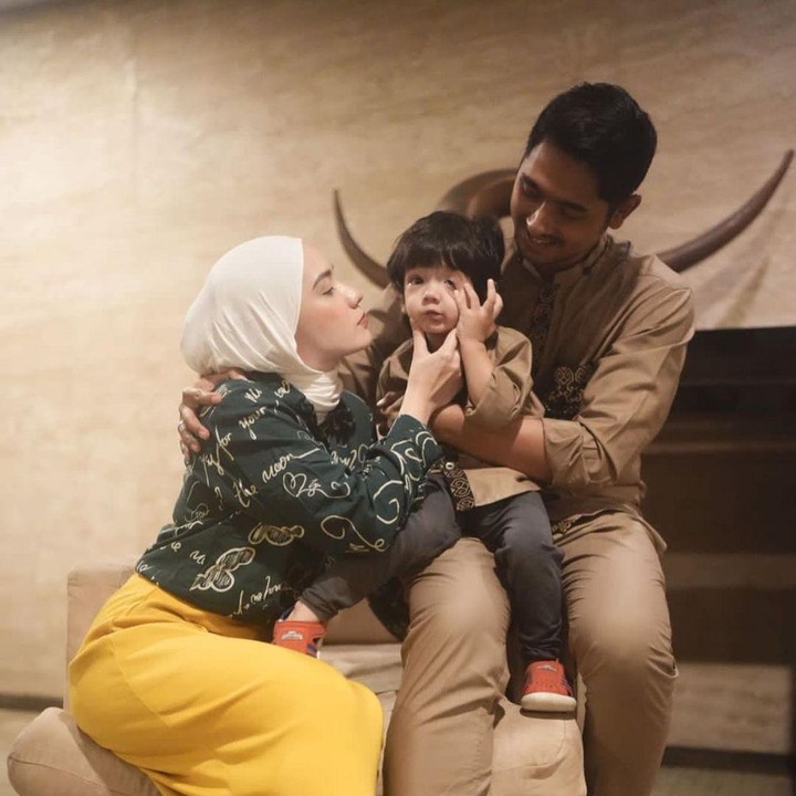 <p>Pada momen Lebaran kemarin, pasangan ini juga sama-sama mengunggah potret keluarga yang penuh cinta. Putri Anne dan Arya Saloka saling mengucapkan selamat Idul Fitri kepada para netize. (Foto: Instagram @anneofficial1990)</p>