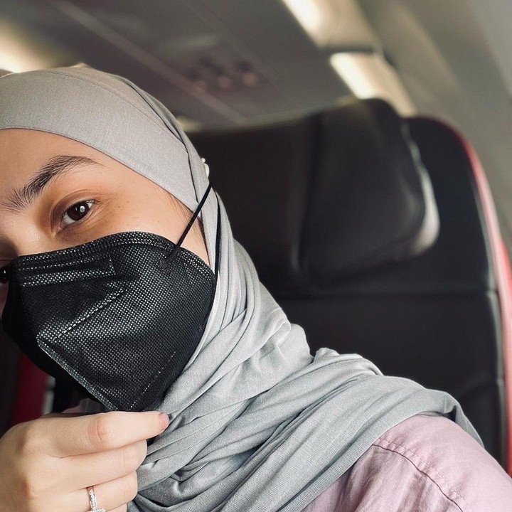 <p>Meski tak menampilkan potret bersama, Putri Anne turut mengunggah selfie wajahnya yang ditutupi oleh masker. (Foto: Instagram @anneofficial1990)</p>