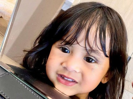 7 Potret Lucunya Ansara, Anak Caca Tengker yang Hobi Make Up Sendiri