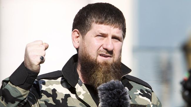 Pemimpin Chechen, Ramzan Kadyrov, mengatakan Rusia seharusnya mempertimbangkan menggunakan senjata nuklir  setelah pasukan Ukraina merebut kota di Donetsk.