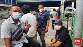 Syukur dan Cemas Warga Sambut Aturan Lepas Masker Jokowi