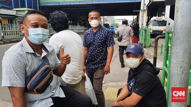 Keputusan pelonggaran memakai masker di tempat terbuka membawa asa bagi warga. Namun sebagian merasa cemas pandemi bisa datang lagi.