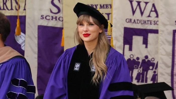 NEW YORK, NEW YORK - MAY 18: Taylor Swift arrives to deliver the New York University 2022 Commencement Address at Yankee Stadium on May 18, 2022 in New York City. (Photo by Dia Dipasupil/Getty Images)