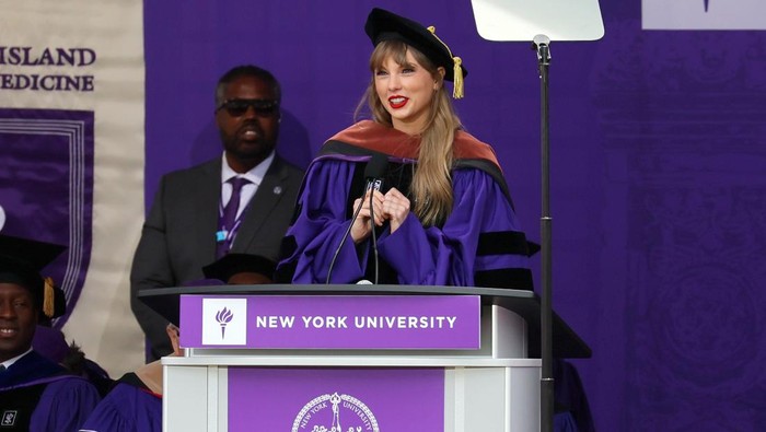 Bangga! Taylor Swift Dapat Gelar Doktor Kehormatan Seni Rupa dari New York University