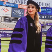 Taylor Swift Glowing saat Hari Wisuda, Ikuti Trik Ini Agar Makeup Terlihat Natural dan Bercahaya