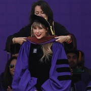 7 Artis Pernah Dapat Gelar Doktor Kehormatan, Ada P. Diddy hingga Taylor Swift