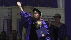 FOTO: Gelar Doktor Kehormatan dari NYU untuk Taylor Swift