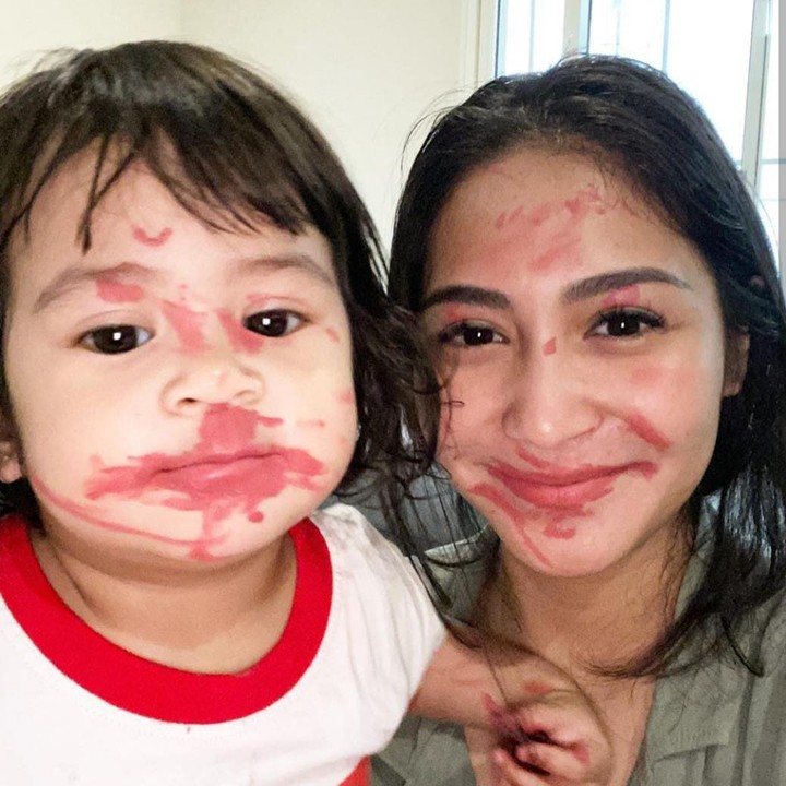 <p>Ternyata, ketertarikan Ansara terhadap dunia kecantikan ini sudah ada dalam dirinya sejak ia masih kecil lho, Bunda. Seperti potret yang satu ini, saat Ansara menggunakan <em>lipcream</em> di seluruh wajahnya. (Foto: Instagram @cacatengker)</p>