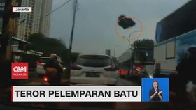 VIDEO: Teror Pelemparan Batu