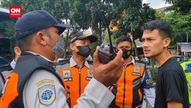 VIDEO: Dinilai Tebang Pilih, Pria Ini Ngamuk Saat Mobilnya Diderek Dis