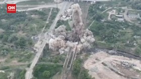 VIDEO: Detik-detik Pasukan Ukraina Ledakkan Jembatan di Luhansk