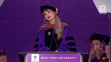 VIDEO: Taylor Swift Terima Gelar Doktor Kehormatan dari NYU