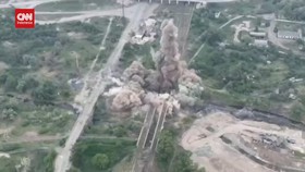 VIDEO: Momen Pasukan Ukraina Ledakkan Jembatan Hambat Militer Rusia
